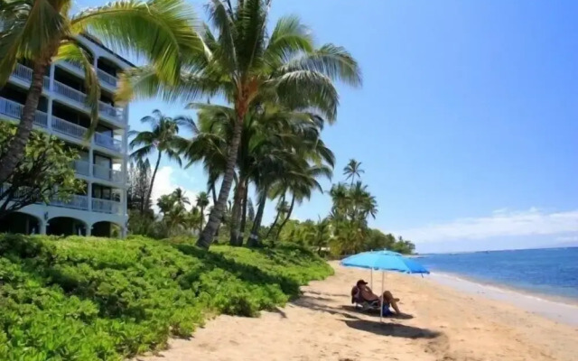 Lahaina Shores #425 Studio Bedroom Condo by RedAwning