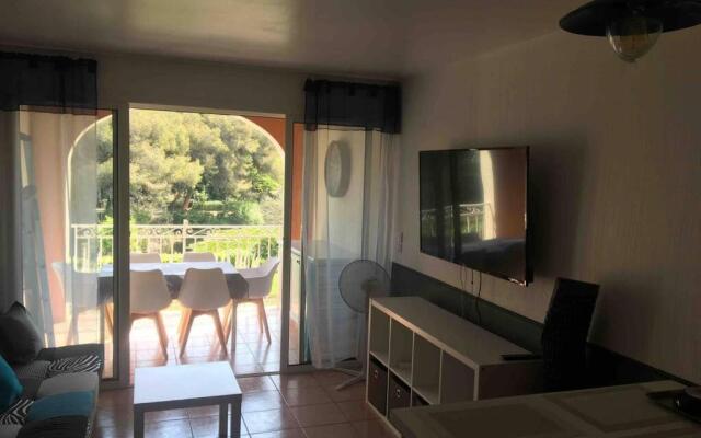 Appartement T2 avec piscine a 100 m de la plage