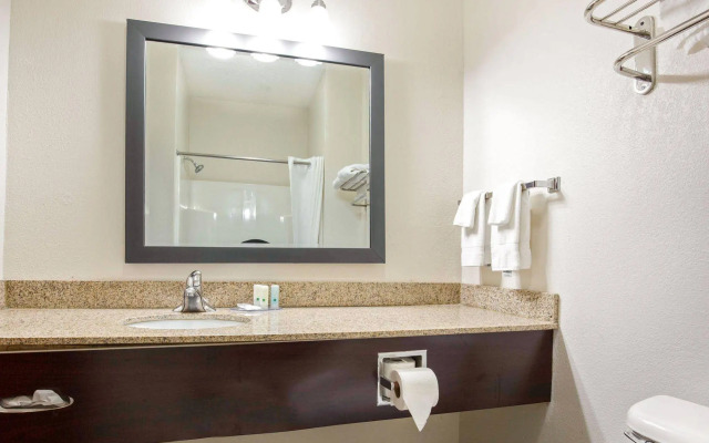 Quality Inn and Suites Arnold - St Louis