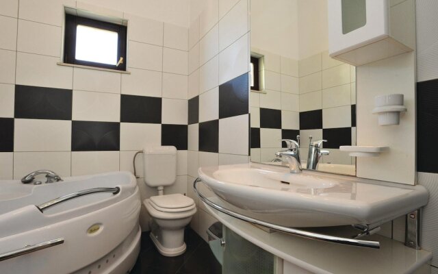 Beautiful Home in Omis With Wifi and 8 Bedrooms