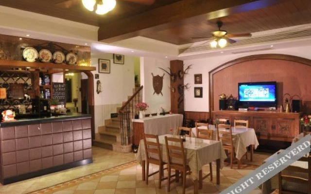 No.15 Holiday Hotel