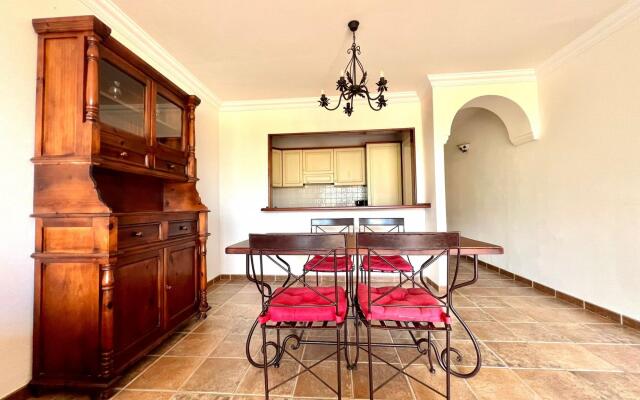One bedroom, high floor, ocean views, pool