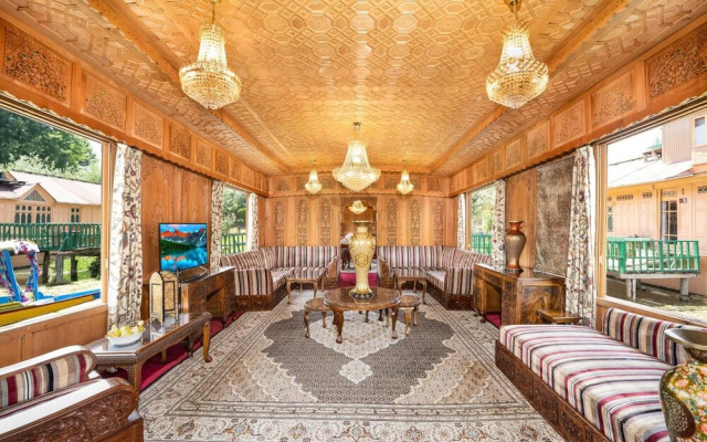 WelcomHeritage Gurkha Houseboats