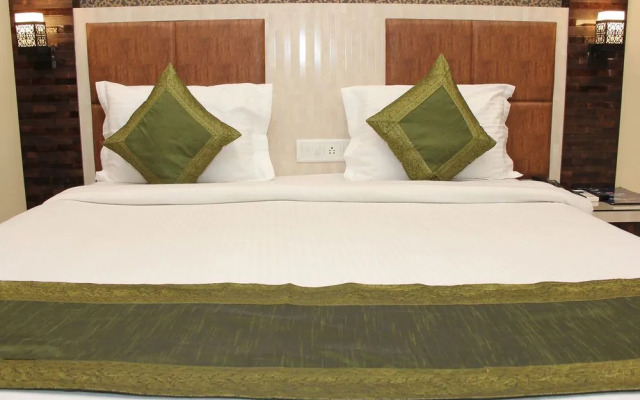 OYO 9818 Hotel Diamond Plaza