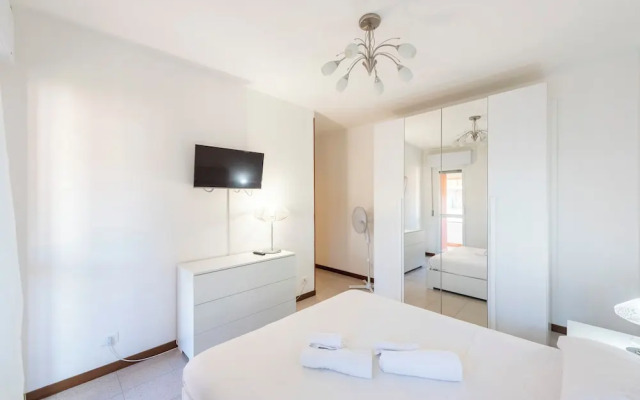 Charming 2-bed flat  balcony & parking