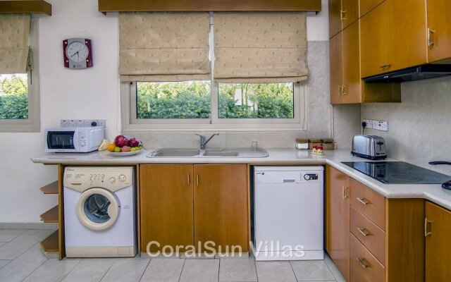 Amazing Pool, Complete Privacy, Amenities and Beach Nearby