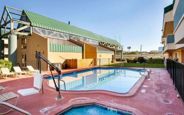 Rodeway Inn & Suites South of Fiesta Park