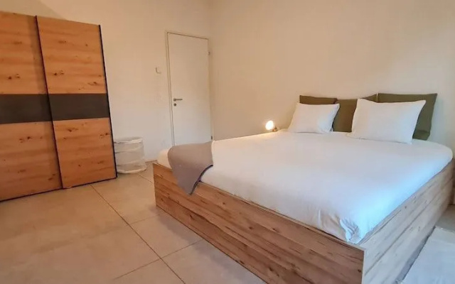 "central Brand New Apartment With Private Parking"