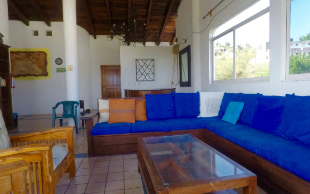 Mayflower Hotel & Hostal