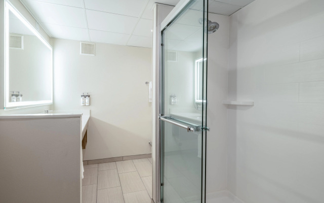 Holiday Inn Express & Suites Greensboro-(I-40 Wendover) by IHG