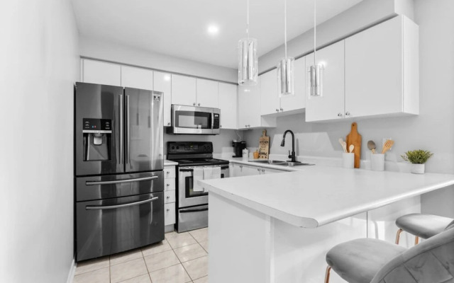 Contemporary 3BR Townhouse in Ajax Cozy Central