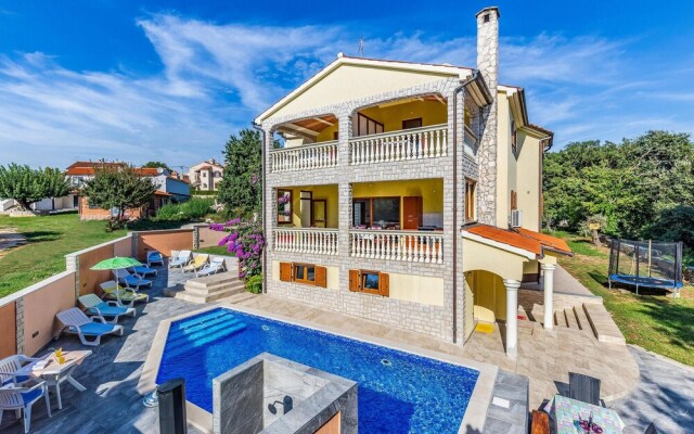 Stunning Home in Medulin With Wifi and 7 Bedrooms