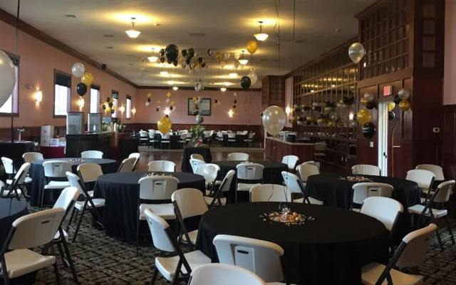 Mackinaw Beach & Bay Inn & Suites