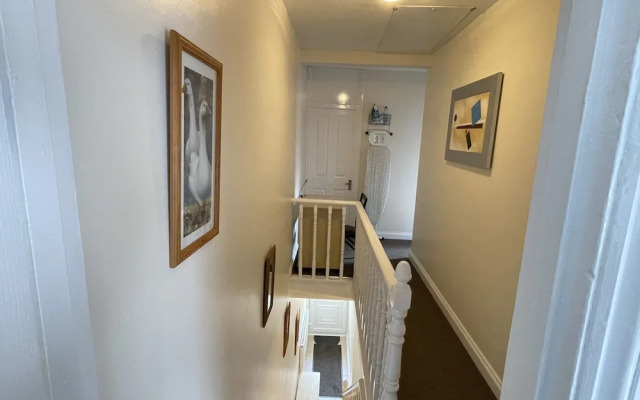 Impeccable 4-bed Home Away From Home in Swindon