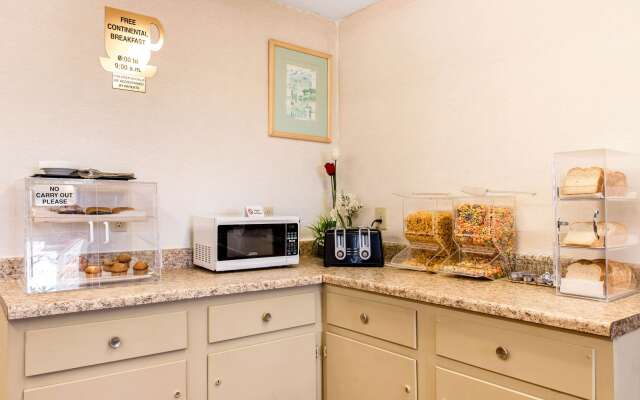 Econo Lodge Airport - Holland