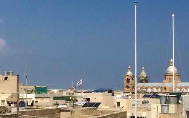 May Flower: Modern Flat close to Airport/Bus Stops