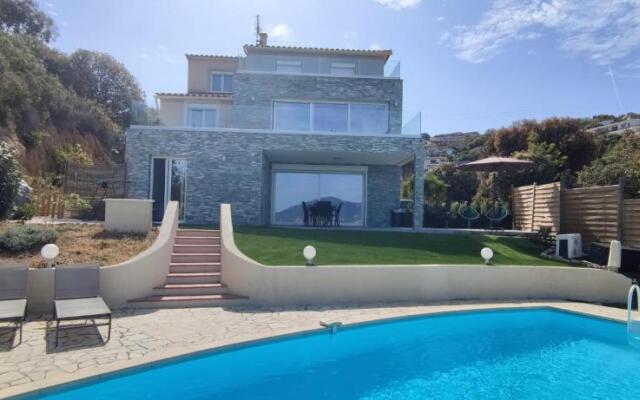 F4 a Porticcio Avec Piscine Et Vue Sur Mer