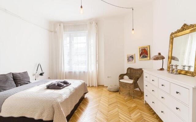 Klauzal apartment w/3 bedrooms, french balcony