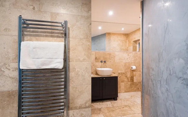 Independence Olive- 1 Bedroom - Square SEA View