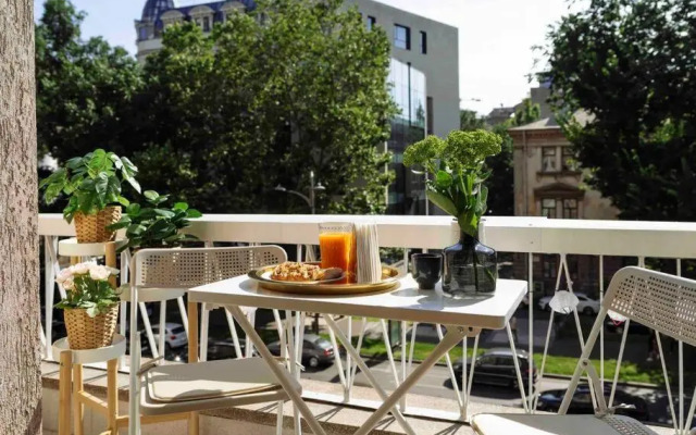 Bright 2BR Apartment - Top Location - City Balcony