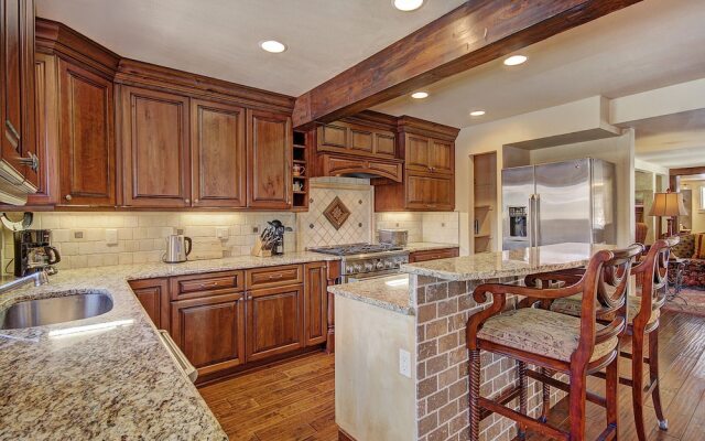 High Point Chateau 4 Bedroom Home by RedAwning