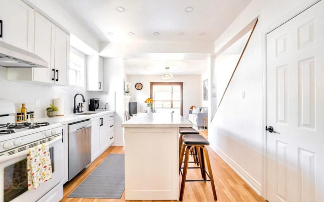 3BR Townhouse - St Clair West Village w Parking