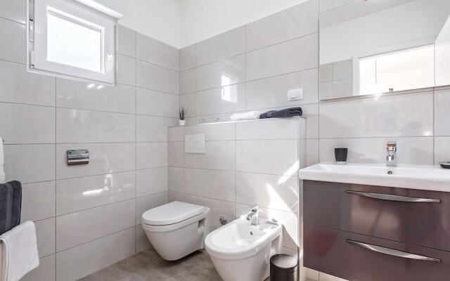 Elegant Villa With Swimming Pool in Pula Near Sea