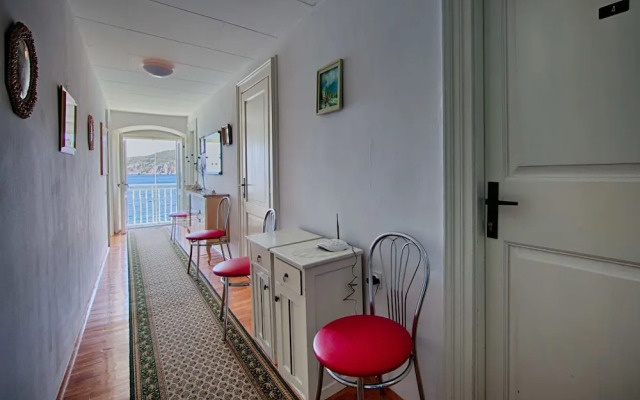 Mira Sea Front Guesthouse