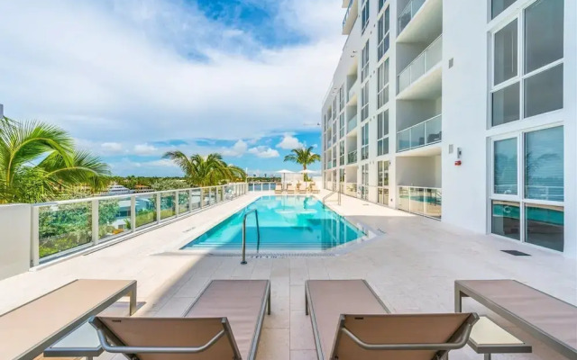 Top Fort Lauderdale Condo 7th Floor - Private and Sanitized, Hotel Amenities, Free Parking for Stays Over 27 Days, 400 ft From the Beach. Hosted by Super Host!