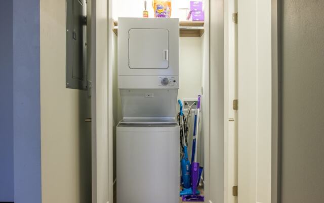 Downtown 2 BR w/ Wifi by Frontdesk