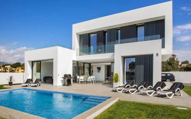Villa Clem in Calp With 4 Bedrooms and 3 Bathrooms