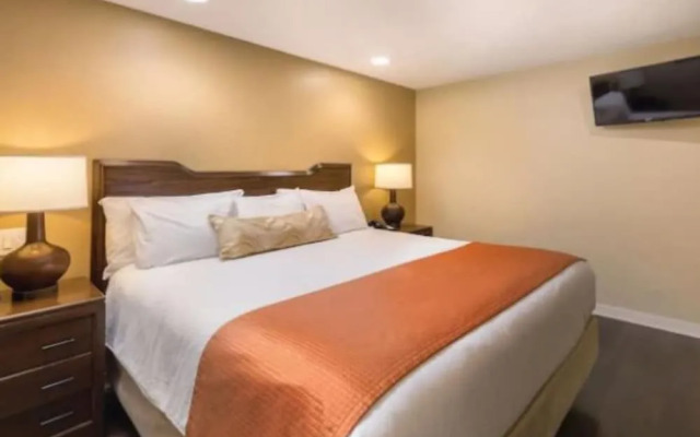 Private One Bedroom Condo on Golf Course, free parking