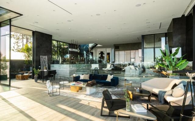 Sophisticated Modern Retreat in Bel Air