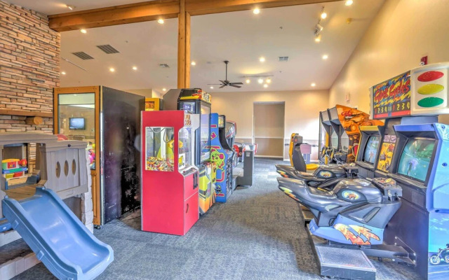 Branson Retreat w/ Balcony & 18-hole Golf Course!