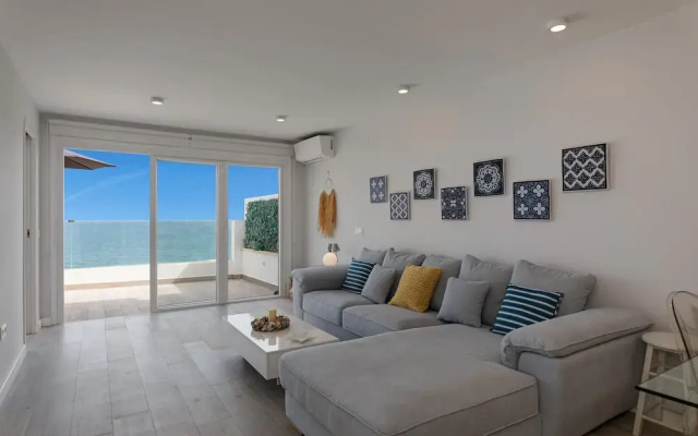 Sea View Apartment 2 Min Walk From the Beach