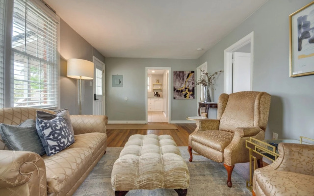 2 Mi to Dtwn Pensacola: Charming Apartment