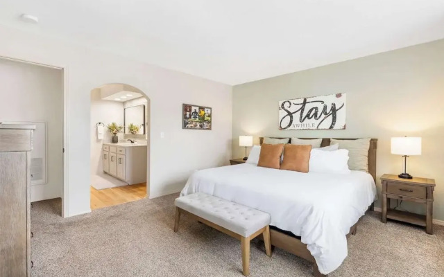 Branson Cozy Bungalow in Premier Location!