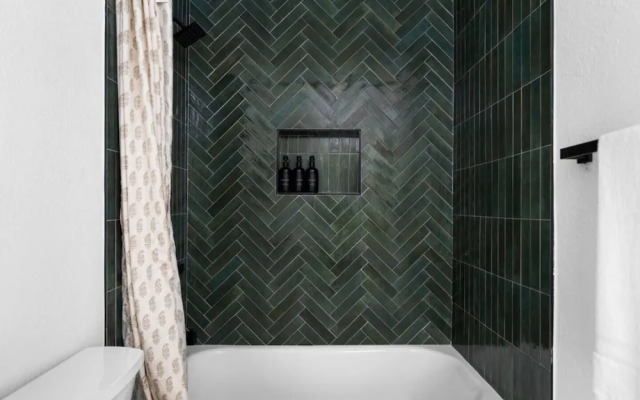 Fast Wifi Desks  SoCo DT Zilker -Pet