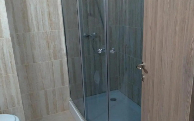 2 Apartamente Alaturate, Identice, Maximum 10 Persoane in Total