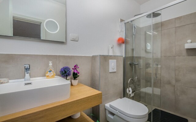 Awesome Home in Novigrad With Jacuzzi, Wifi and 3 Bedrooms