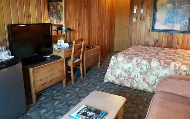 The Cedarwood Inn & Suites