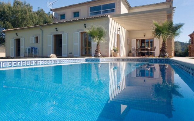 Quaint Villa with Jacuzzi in Sa Pobla