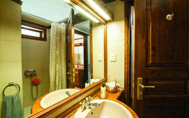The Fountainhead Historic Chalet by JJ