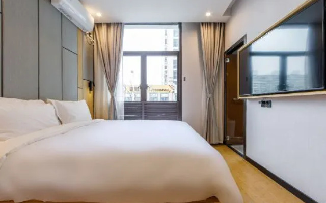 Shanghai Huafeng Hotel (Baolong Plaza Huijin Road Metro Station Branch)