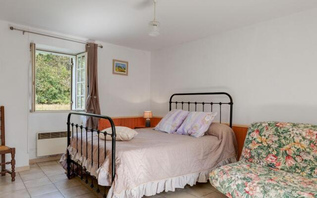 Luxurious Holiday Home in Cendrieux with Garden House