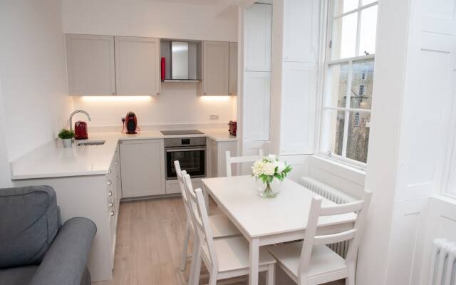 Bright 1 Bedroom Apartment With Views in Bath