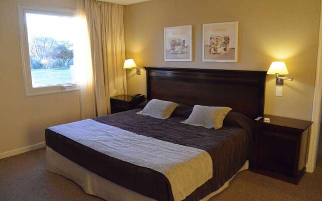 Howard Johnson Hotel & Convention Center by Wyndham, Merlo