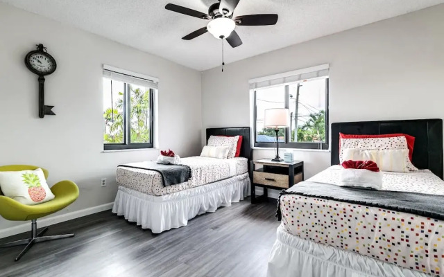 2 Bed2 Bath House with Backyard Jacuzzi