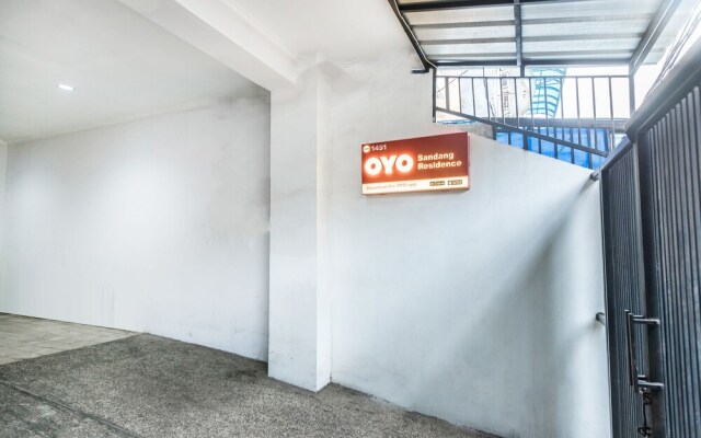 OYO 1491 Sandang Residence Near RS Patria IKKT