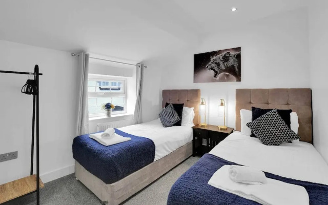 Newly Refurbished 2 Bed Hse Town Centre